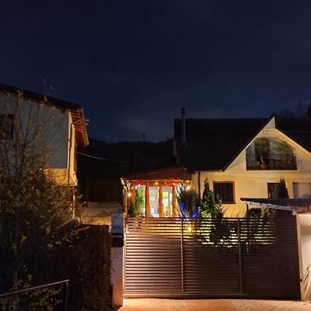 Casa Cu Muri Тиргу-Окна Екстер'єр фото