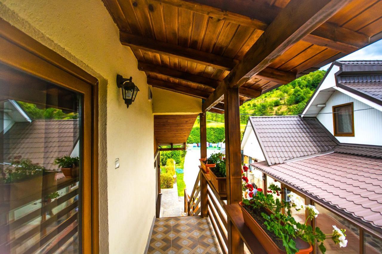 Casa Cu Muri Тиргу-Окна Екстер'єр фото