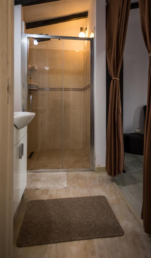 Casa Cu Muri Тиргу-Окна Екстер'єр фото