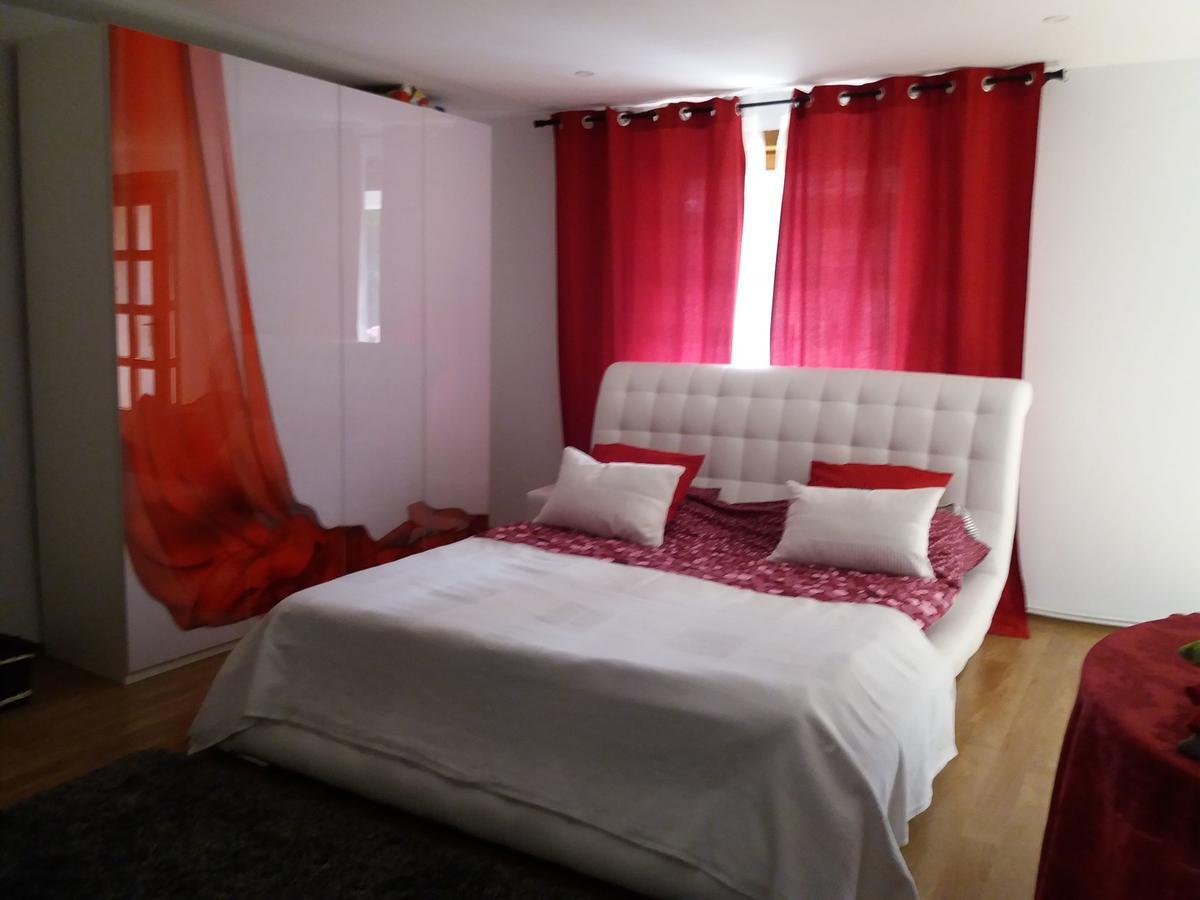 Casa Cu Muri Тиргу-Окна Екстер'єр фото