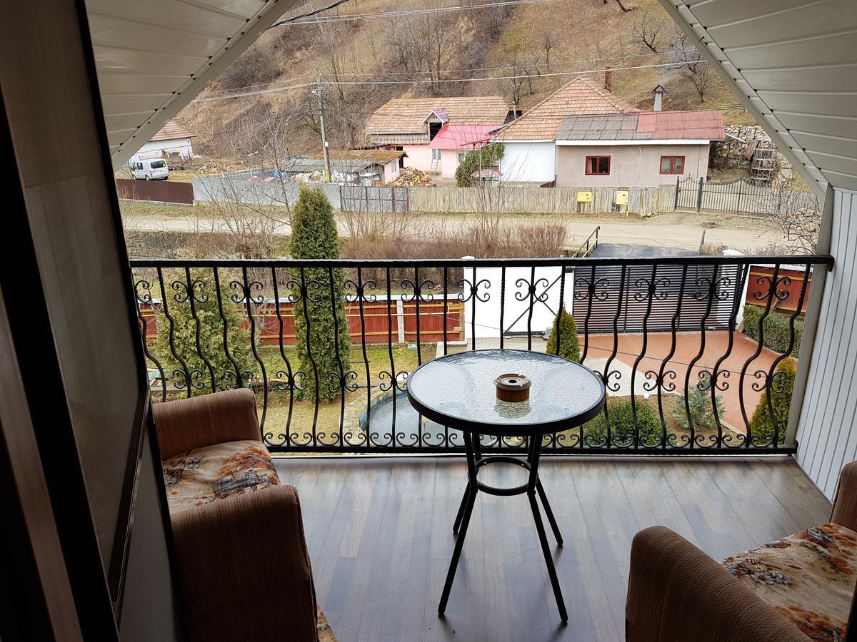 Casa Cu Muri Тиргу-Окна Екстер'єр фото