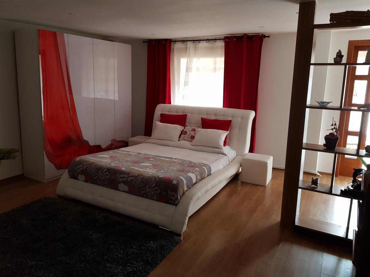 Casa Cu Muri Тиргу-Окна Екстер'єр фото