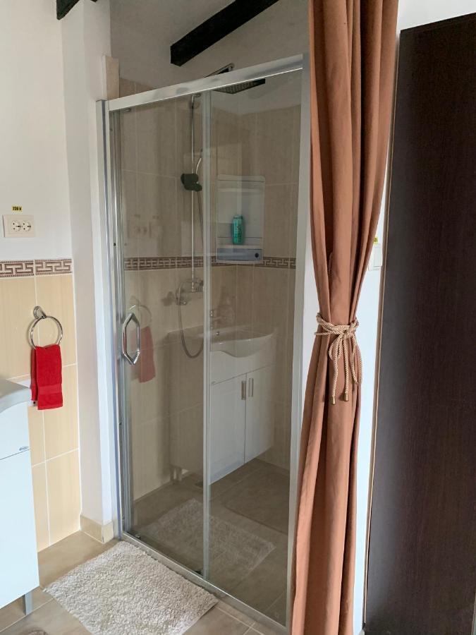 Casa Cu Muri Тиргу-Окна Екстер'єр фото