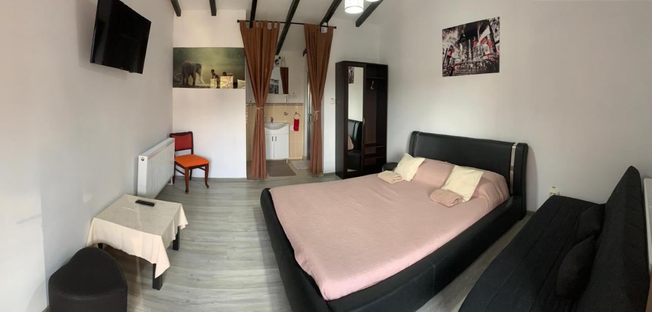Casa Cu Muri Тиргу-Окна Екстер'єр фото