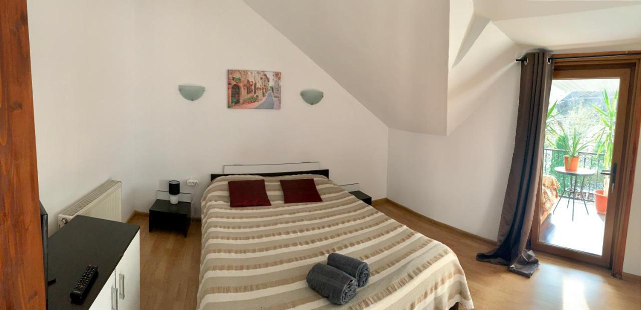 Casa Cu Muri Тиргу-Окна Екстер'єр фото